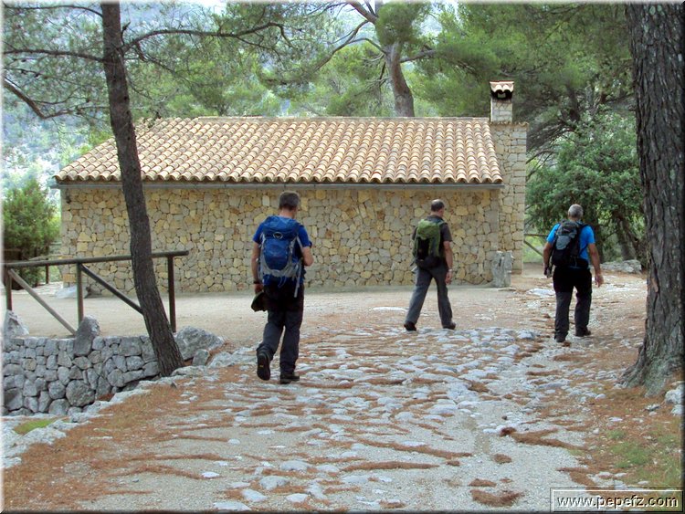 36-Pasando junto al refugio del IBANAT. 12-09-13..JPG